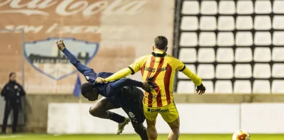 Un jugador de l’Atlètic Lleida pugna amb un del Sant Andreu en una acció del partit. - INGRID SEGURA