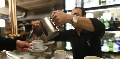 Un professional atén a la barra un petit negoci d’hostaleria. - EUROPA PRESS