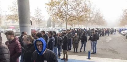 Llargues cues per comprar a la botiga del Lleida CF, ahir als voltants del Camp d’Esports. - JORDI ECHEVARRIA