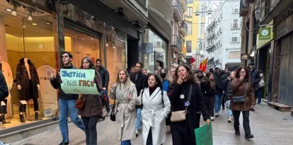 Imatge de la manifestació ahir amb les dos germanes de l’agredit al capdavant de la marxa. - A. GUERRERO