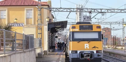 Un tren de la línia de Lleida a Barcelona per Manresa a la parada de Cervera. - SEGRE