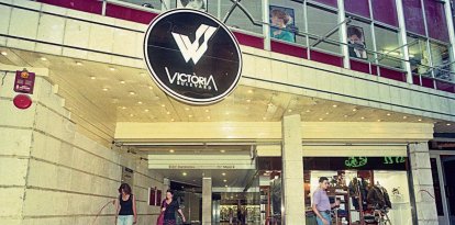 L’entrada principal del Bulevard Victòria pel carrer Cavallers.