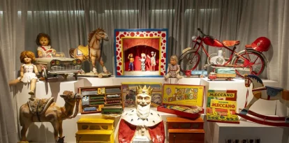 Joguets històrics de Lo Baratillo, a l’aparador del Casino. - JORDI ECHEVARRIA