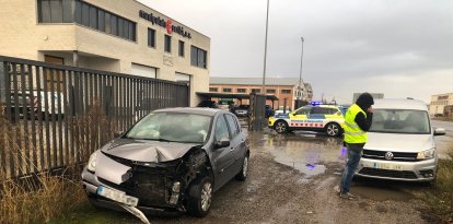 Un dels vehicles implicats en l'accident a Bellpuig.