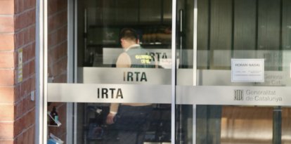 Un agent de la Guàrdia Civil a l'interior del Cresa