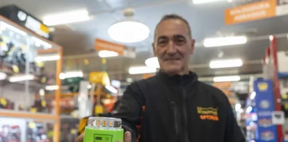 Un dependent de la ferreteria Ramon Soler mostra una de les balises homologades. - PAU PASCUAL PRAT