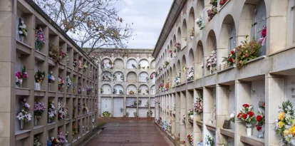 L’ajuntament va recuperant els nínxols que ningú actualitza, perquè puguin acollir noves inhumacions.