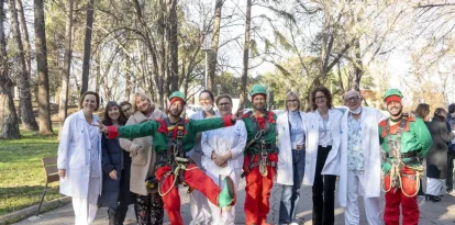 Els elfs de Nadal van visitar ahir el Servei de Pediatria de l’hospital Arnau de Vilanova de Lleida. - PAU PASCUAL PRAT