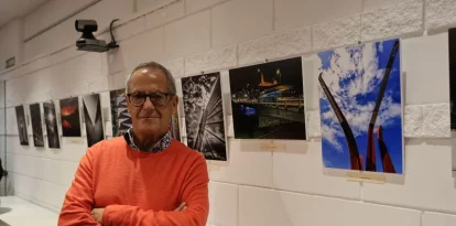 Lleonard Delshams, ahir al costat d’algunes de les seues fotos al Col·legi de Periodistes, que podran visitar-se del 7 de gener al 31 de març. - LLEONARD DELSHAMS