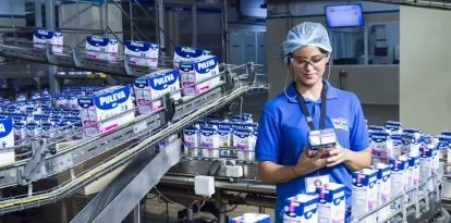 Una treballadora a les instal·lacions de la companyia Lactalis. - EUROPA PRESS
