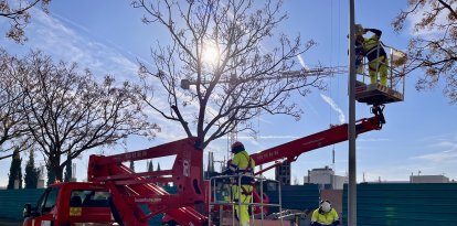 Operaris canviant l'enllumenat.