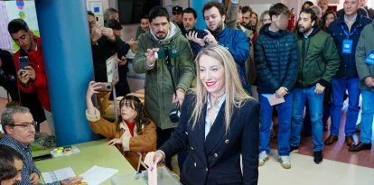 María Guardiola va acudir a votar sabent-se guanyadora dels comicis, però el seu gran repte de la majoria absoluta es va quedar pel camí. - ANDRÉS RODRÍGUEZ / EUROPA PRESS