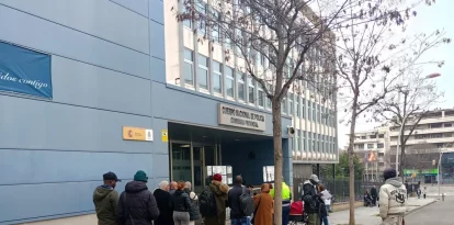 Un grup de persones d’origen migrant fa cua per a accedir a l’Oficina d’Estrangeria. - SEGRE