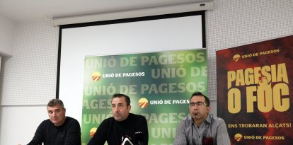 Santi Caudevilla, responsable de Cereals i Herbacis d'Unió de Pagesos, i Magí Ribera i Josep M. Clària, membres de la sectorial de Cereals i Herbacis d'Unió de Pagesos, aquest dilluns en roda de premsa a Lleida.