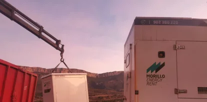 Maniobres d’instal·lació del grup electrogen a Àger.