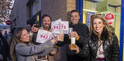 Vielha ven un únic dècim del tercer premi. L’administració número 1 de Vielha tan sols va vendre un dècim del tercer premi, agraciat amb 50.000 euros. Les gestores expliquen que l’any passat ja van <i>donar</i> un quart premi del sorteig de Nadal. - JORDI ECHEVARRIA