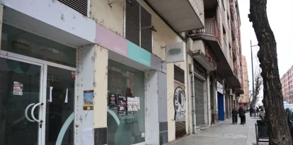 Un carrer de la ciutat de Lleida amb locals comercials en desús. - AMADO FORROLLA