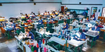 Una de les sales on es confeccionen les peces de roba. - SOMPUNT