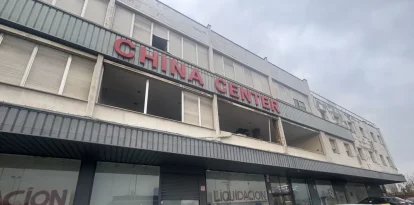 Façana de l’edifici, amb cartells de liquidació a la botiga i finestres arrancades al primer pis. - MARC CARBONELL