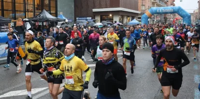 Moment de la sortida de la categoria absoluta de la carrera davant el Teatre L’Amistat de la capital del Pla d’Urgell. - JOAN GÓMEZ