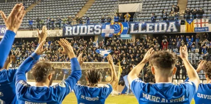 Els jugadors del Lleida CF saluden l’afició després de guanyar a casa el Mollerussa. - ANIOL MORAL
