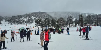 Esquiadors a les pistes de Port Ainé, al Sobirà, estrenant la temporada nadalenca d’esquí. - FGC