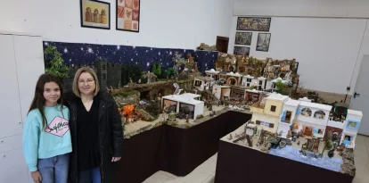 Elisabet Ciscar, amb la seua filla, mostrant el pessebre. - J.GÓMEZ