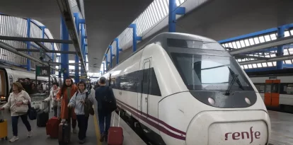 Foto d’arxiu d’un tren Avant i viatgers a Lleida. - SEGRE