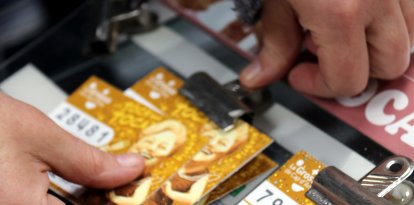 Butlletes de la Grossa de Cap d'Any en una botiga.