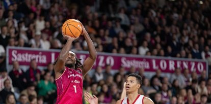 James Batemon llança a cistella en una de les accions del partit d'aquest diumenge al Barris Nord.