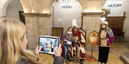 El Gran Camarlenc de Lleida va atendre ahir els nens al pati del Palau de la Paeria. - PAU PASCUAL PRAT