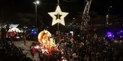 Milers de lleidatans van rebre efusivament ahir Ses Majestats d’Orient en una multitudinària cavalcada pels carrers de la capital. - AMADO FORROLLA