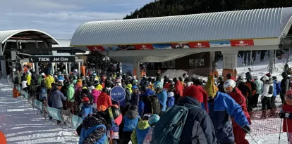 Desenes d’esquiadors fent cua per pujar al telecadira de Port Ainé. - ACN