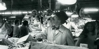 El restaurador lleidatà Ramon Cabau, en una de les seues visites diàries per comprar a la Boqueria. - ARA LLIBRES