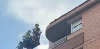 Teules afectades pel vent en un edifici del número 67 del carrer Baró de Maials.