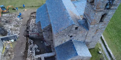 Sant Feliu de Barruera al novembre, amb l’excavació (a l’esquerra) al costat de la façana nord. - AGÈNCIA CATALANA DEL PATRIMONI