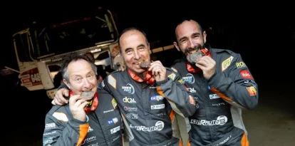 Jordi Esteve, al centre, posa amb la medalla de finisher.