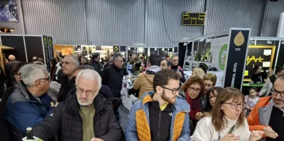 Els visitants van poder degustar els olis presents a la fira. - E.FARNELL