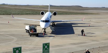Passatgers del vol de Palma dirigint-se cap a la terminal després de baixar de l'avió d'Air Nostrum a l'Aeroport de Lleida-Alguaire.