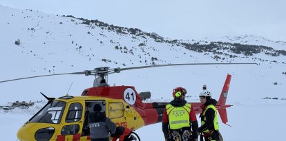 Un helicòpter dels Bombers i efectius per participar a la recerca aquest dilluns d'un possible segon esquiador atrapat a l'allau fora pistes de Baqueira Beret.