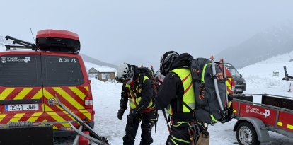 Pompièrs d’Aran i altres cossos de seguretat i emergències han reprès la recerca d’un possible segon esquiador atrapat per un allau a la Val d’Aran, a la zona de Montgarri, proper a l’estació de Baqueira Beret. / ACN