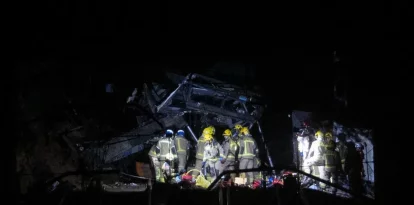 Els Bombers van necessitar més d’una hora per excarcerar un viatger que va quedar atrapat. - EUROPA PRESS