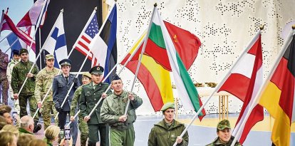 Ceremònia inaugural del mundial d'esquí militar organizat a Suècia el 2023.