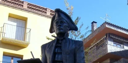 Estàtua dedicada a l’arquitecte Josep Mas Dordal a la vila. - ARXIU GRÀFIC MUNICIPAL AJ. D’ALMACELLES
