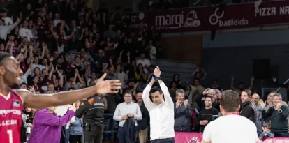 Gerard Encuentra, aplaudint el públic al final d’un partit davant del Burgos en el qual va ser exclòs per dos tècniques. - JAVI ENJUANES