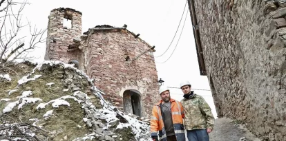 David Nus i el seu fill Gerard, a l’església de Sant Clem de Mencui. - EDGAR ALDANA