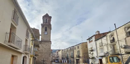 Les obres a la plaça de la Creu han comportat aixecar el paviment per semiconvertir-la en zona de vianants. - A.L.G.E.