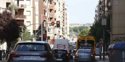 Semàfor amb càmera de velocitat a l’avinguda Príncep de Viana, en una foto d’arxiu. - SEGRE