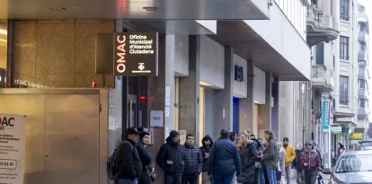 Aquesta setmana cada dia s’han format cues davant l’Oficina Municipal d’Atenció Ciutadana de l’ajuntament de Lleida. - JORDI ECHEVARRIA