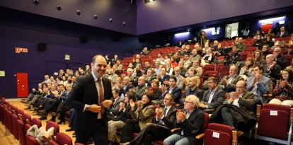 El conseller Albert Dalmau, dirigiéndose al escenario de la sala La Lira de Tremp, donde se celebra la jornada.